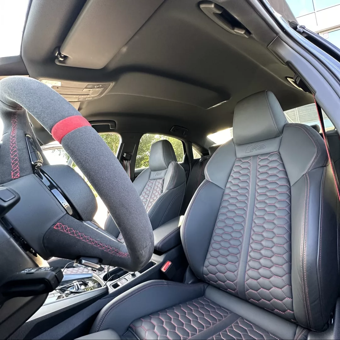 Audi RS3 Limousine Innenraum mit Sportsitzen mieten