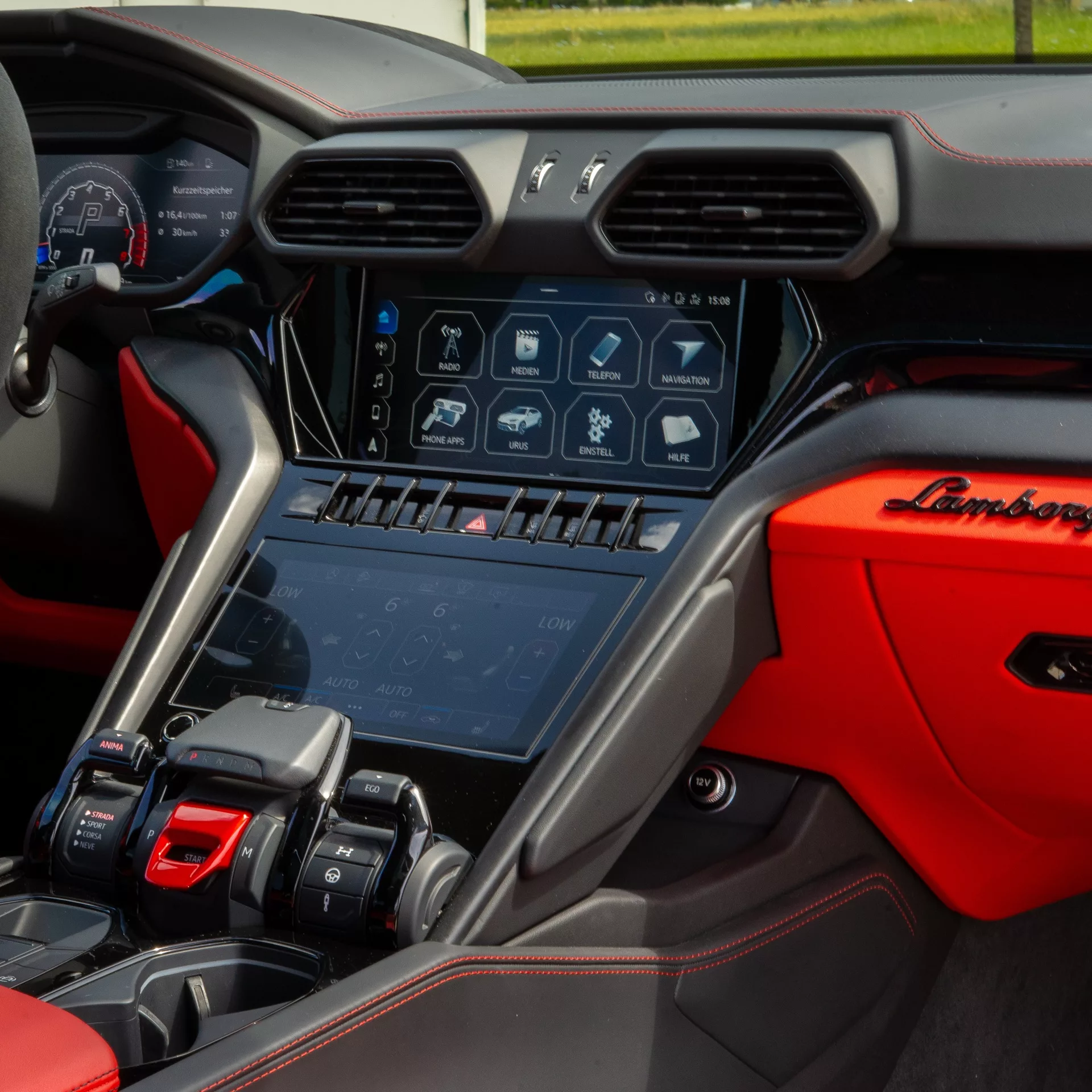 Lamborghini Urus Innenraum mit roter Lederverkleidung mieten
