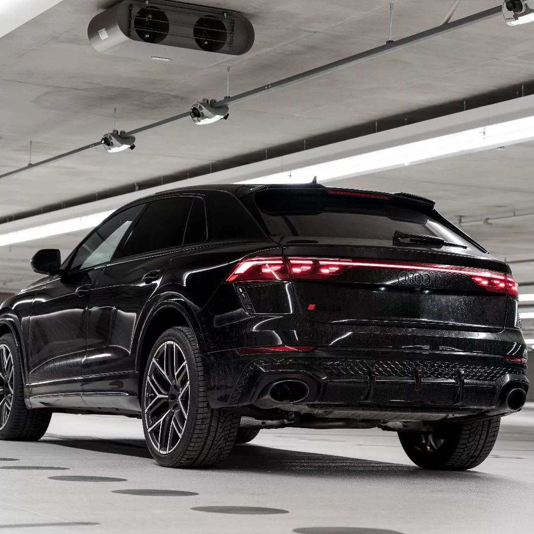 Audi RS Q8 in Schwarz von hinten mieten