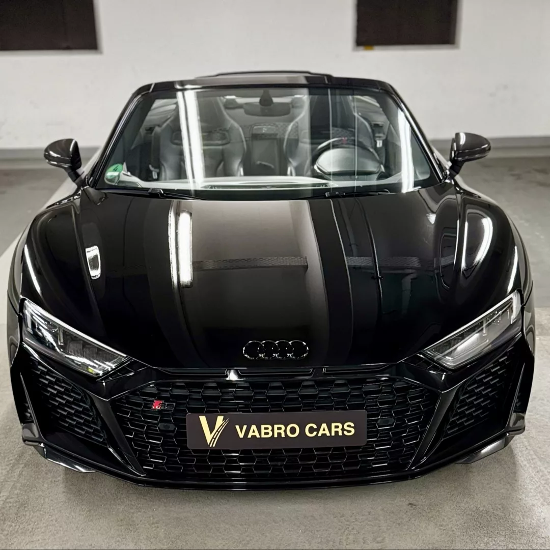 Audi R8 Spyder Performance in Schwarz Frontansicht mieten