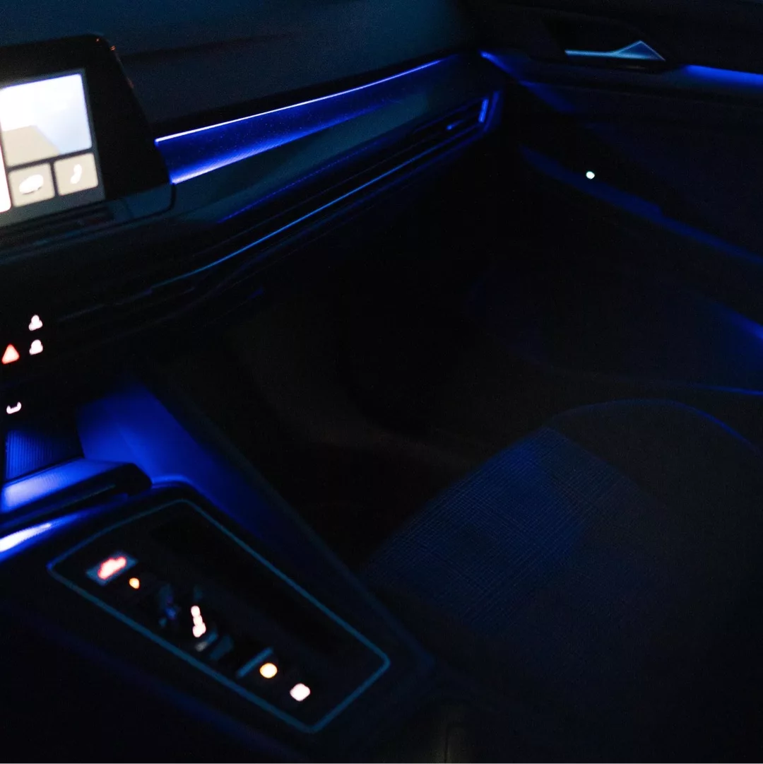 VW Golf 8 GTI Innenraum mit blauer Ambientebeleuchtung mieten