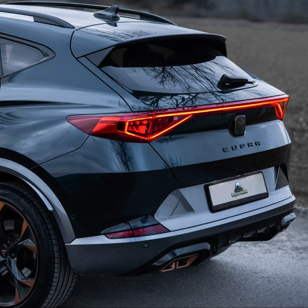 Cupra Formentor VZ in Grau Rückansicht mit LED-Leuchten mieten