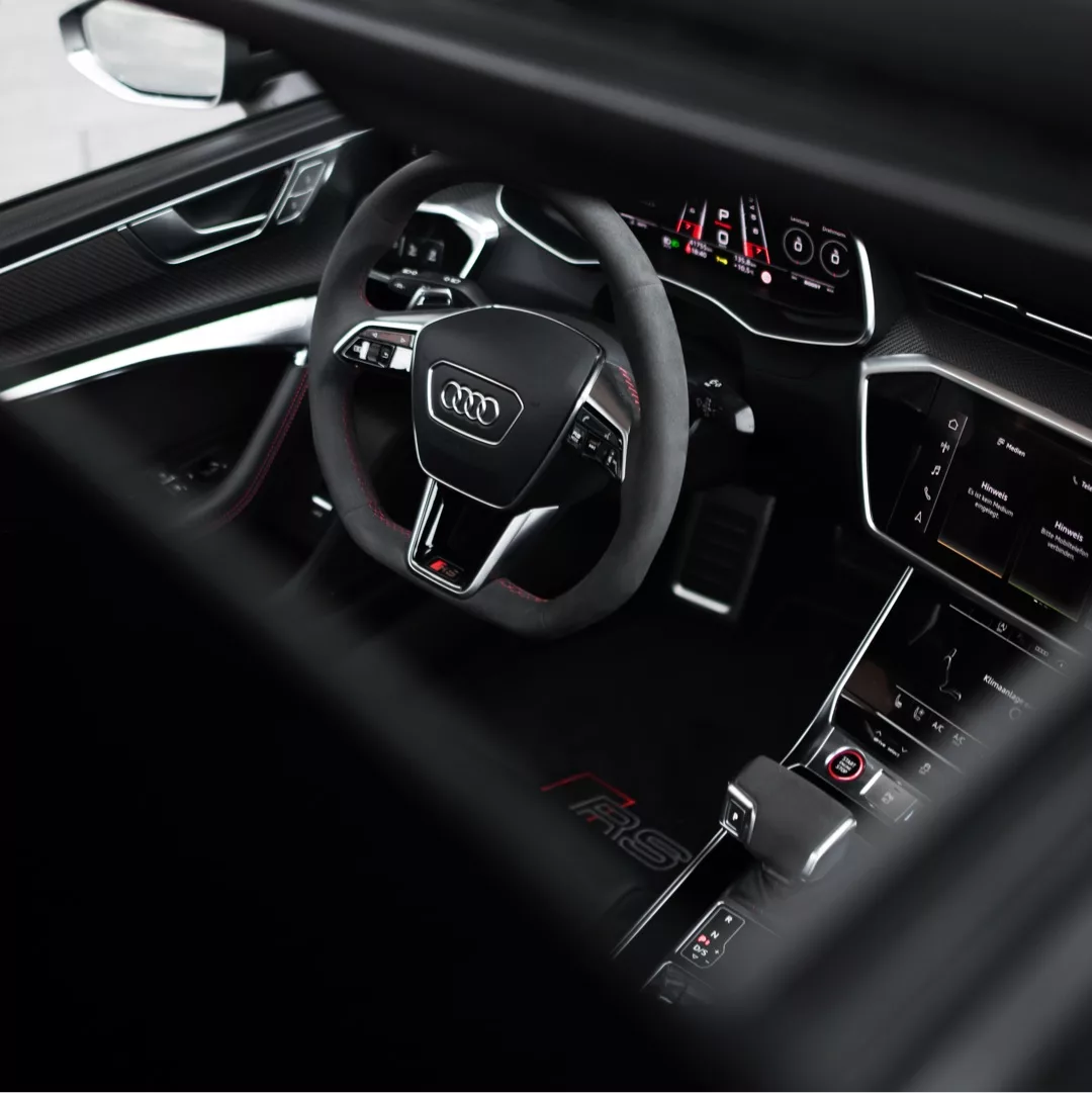 AUDI RS7 SPORTBACK Innenraum mit Lenkrad-Detail mieten.