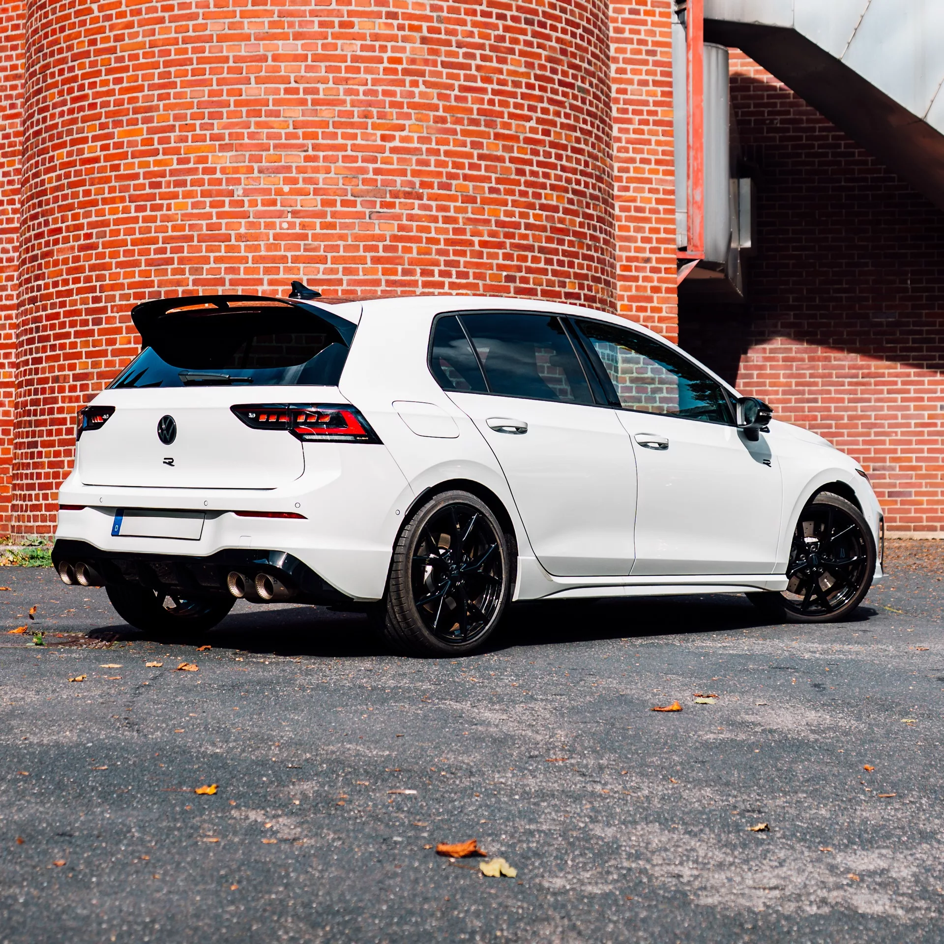 Golf R Black Edition 2025 in Weiß von der Seite mieten.