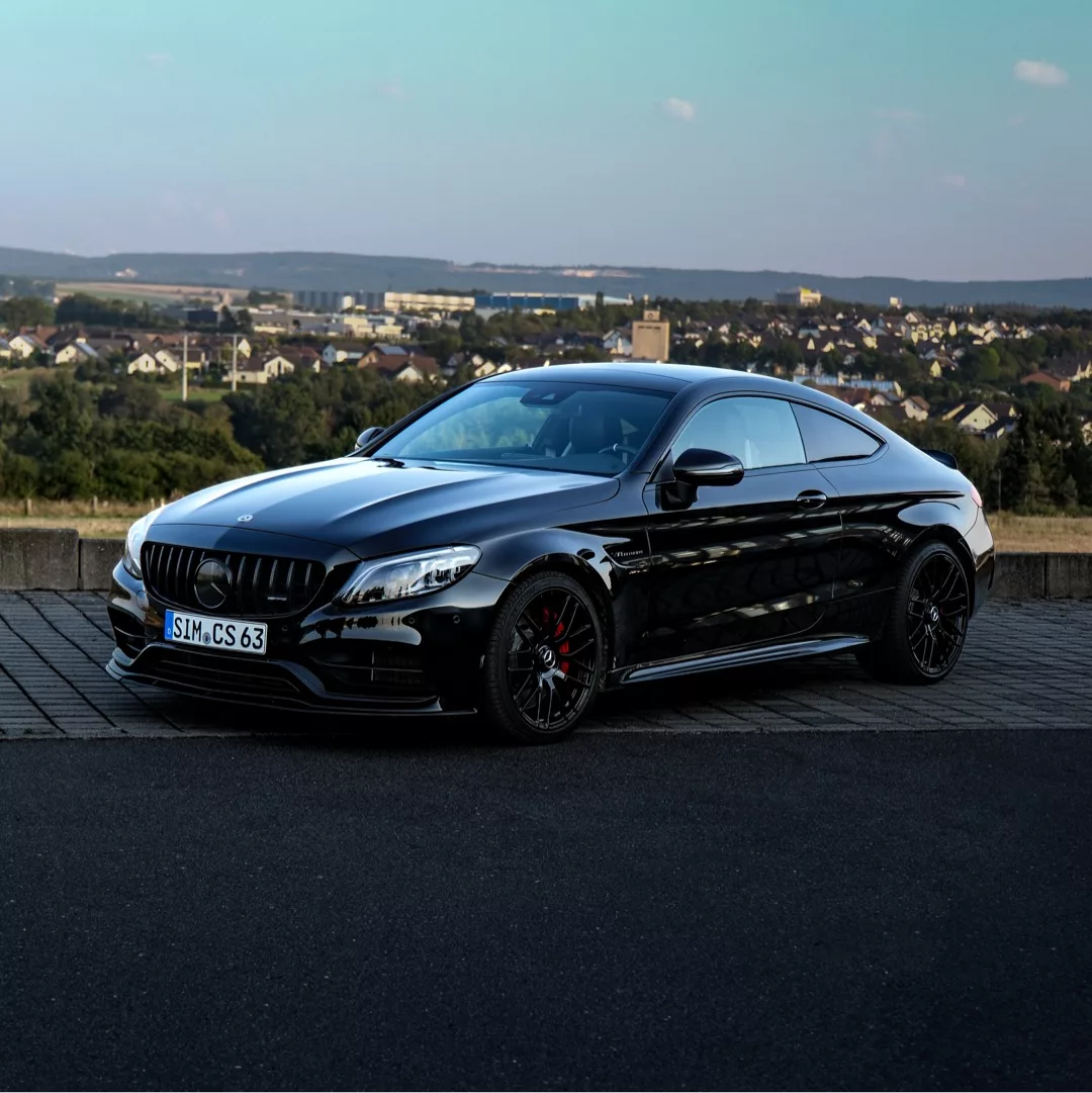 Mercedes Benz C63s AMG Coupé in Schwarz, Stadtblick, mieten.