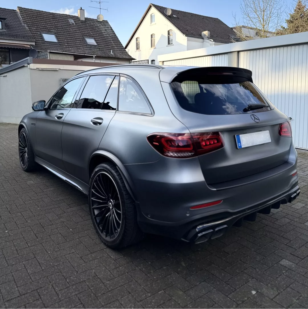 Mercedes-Benz GLC63AMG Facelift in Grau mieten - Heckansicht