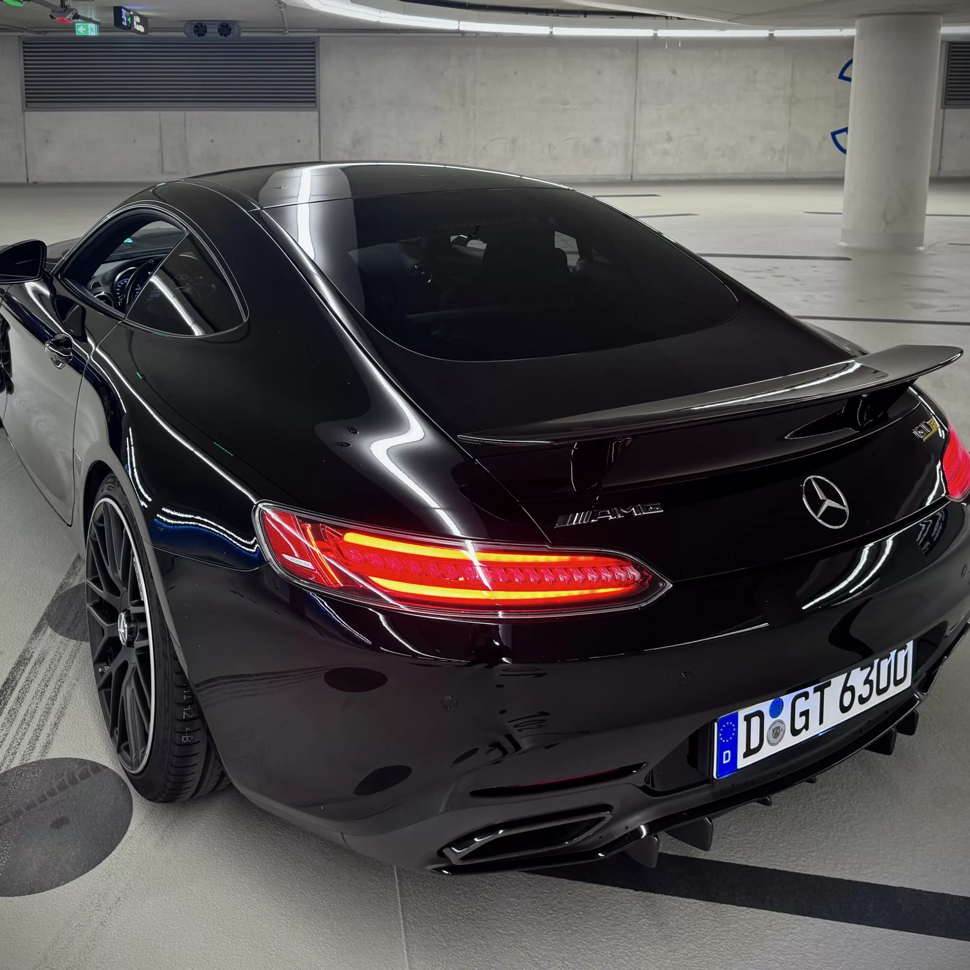 Mercedes AMG GT in Schwarz von hinten mieten