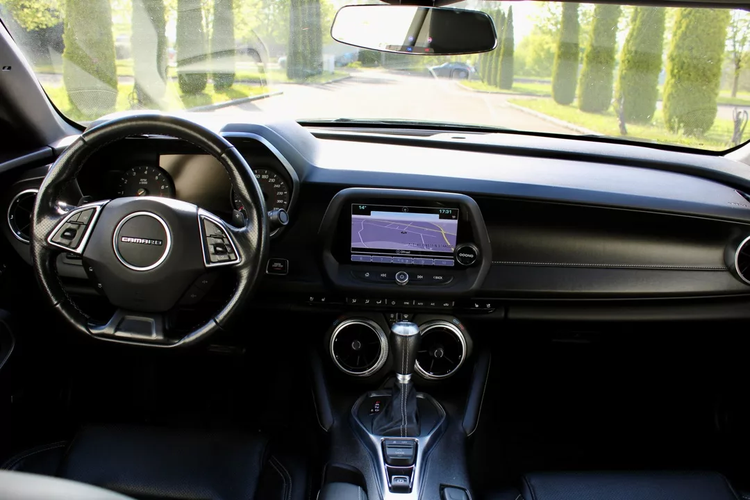 Chevrolet Camaro 6.2 V8 Customkingz Cockpit-Ansicht mit Navigationssystem mieten