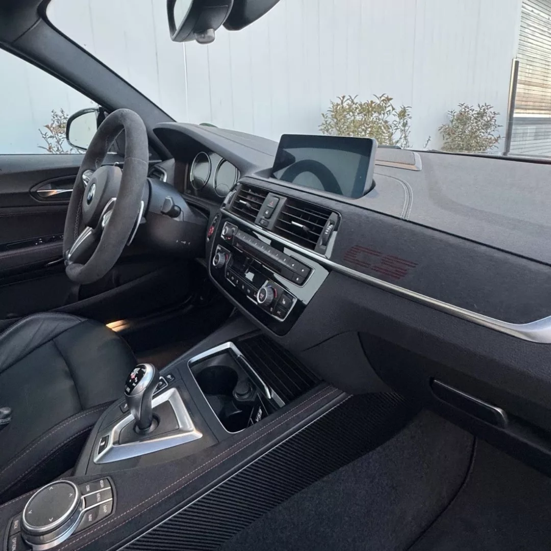 BMW M2 CS Innenraum mit Grail Abgasanlage mieten