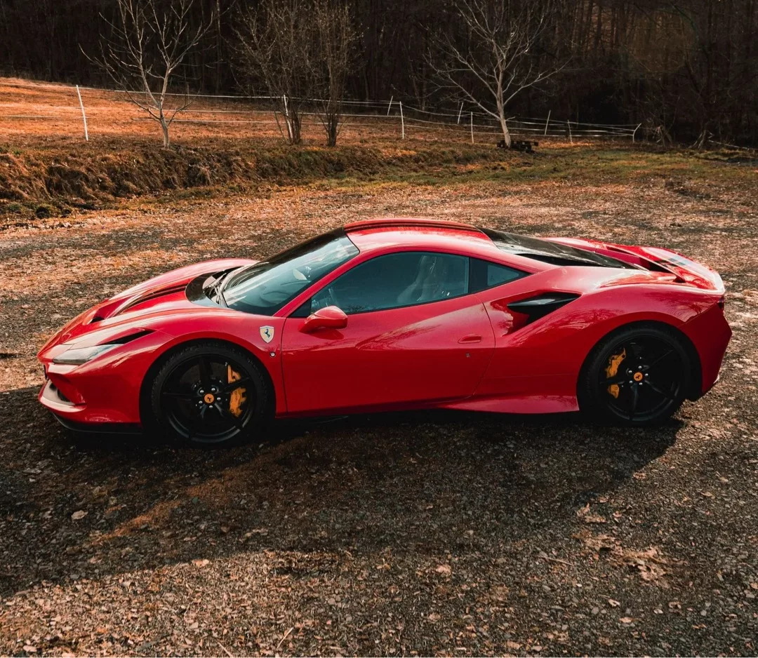 Ferrari F8 Tributo in Rot von der Seite mieten.