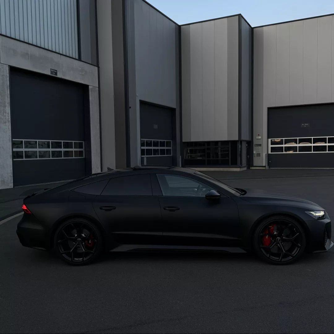 Audi RS7 Performance in Schwarz von der Seite mieten