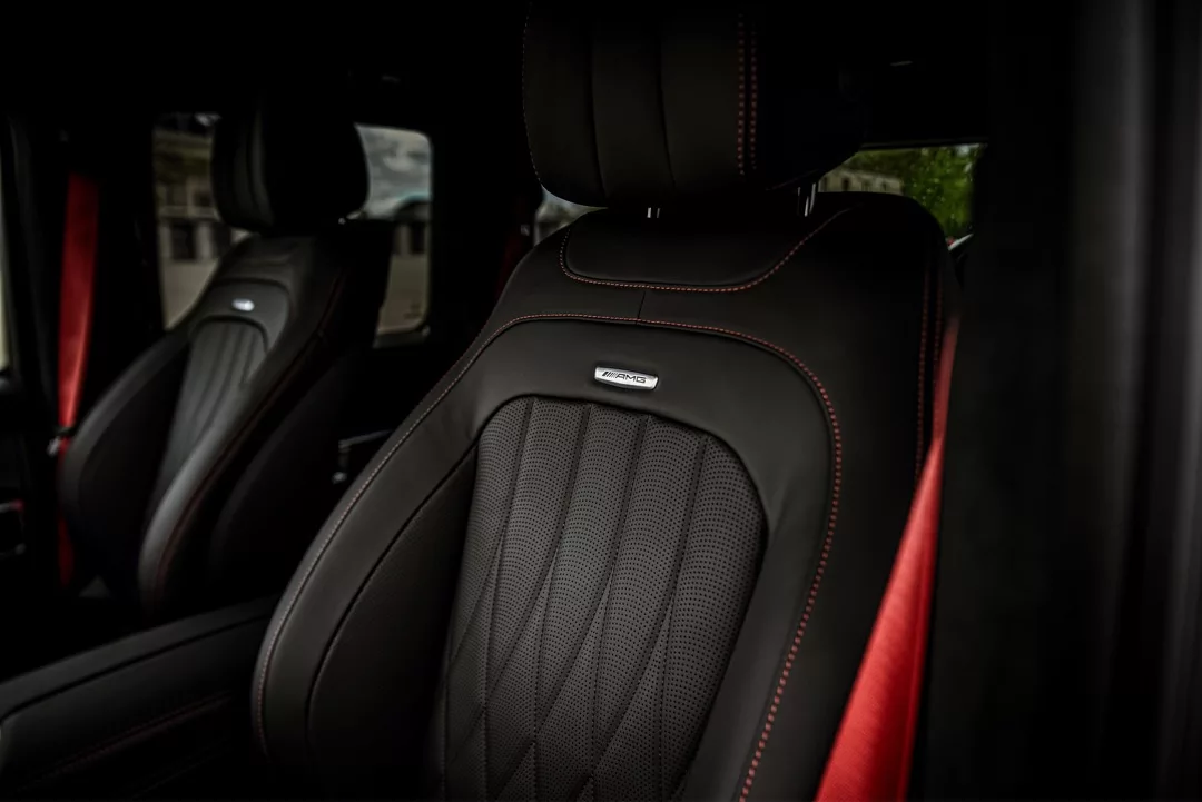 Mercedes-Benz G63 AMG Innenraum mit luxuriösen Ledersitzen mieten.