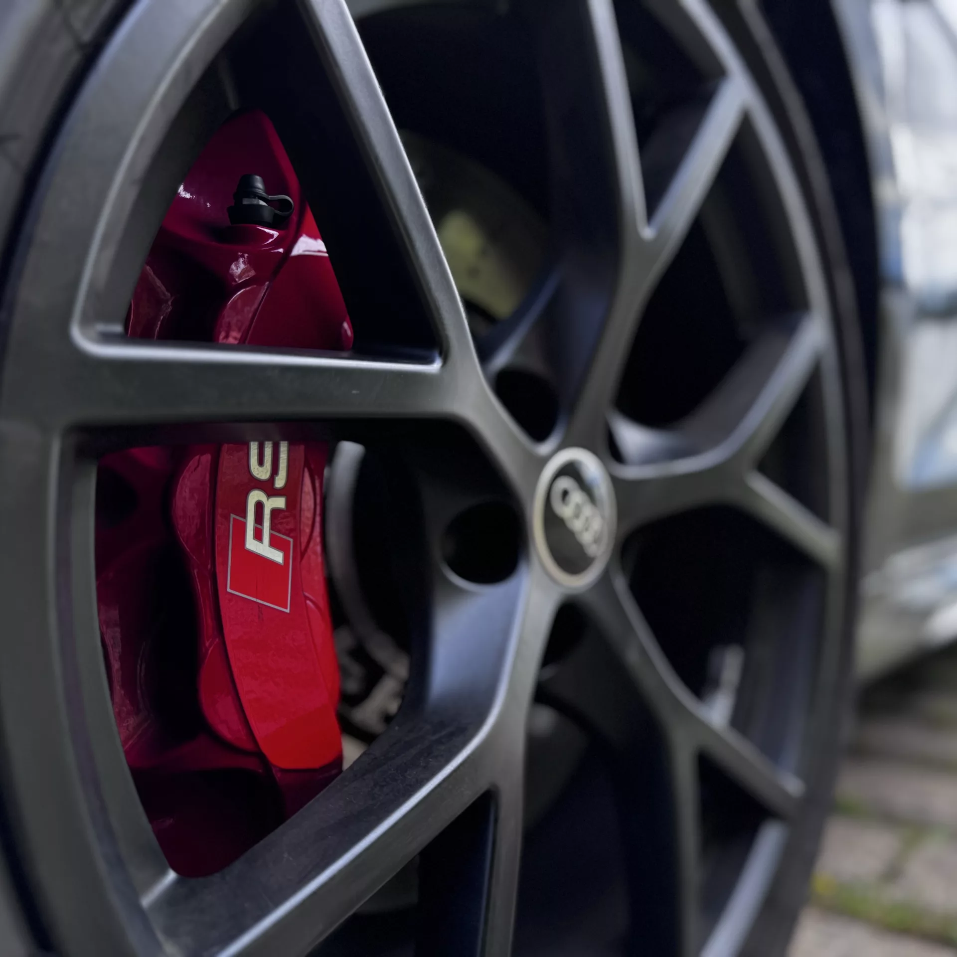 Audi RS3 FACELIFT 2025 Detailansicht der schwarzen Felge mieten