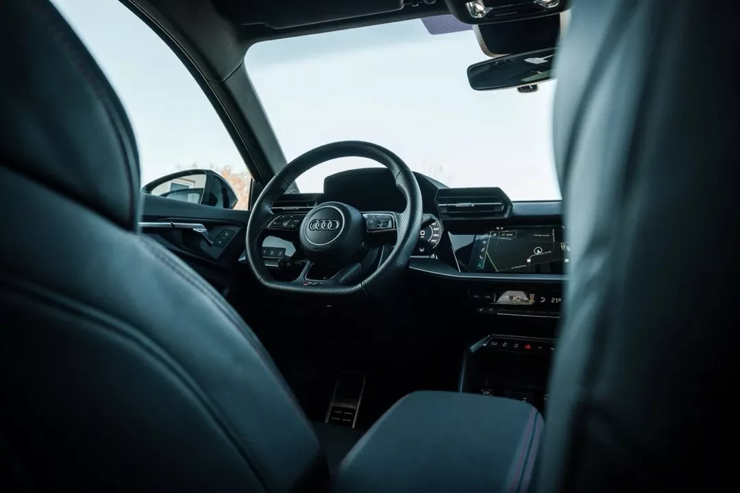 AUDI RS3 Limousine Innenraum, Blick auf das Lenkrad, Lederausstattung mieten.