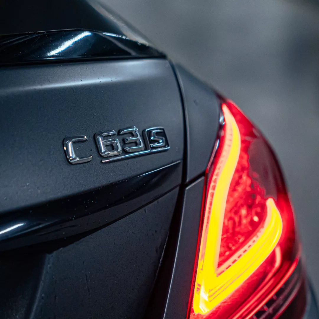 Mercedes C63 S AMG Heckansicht mit Rücklichtern mieten