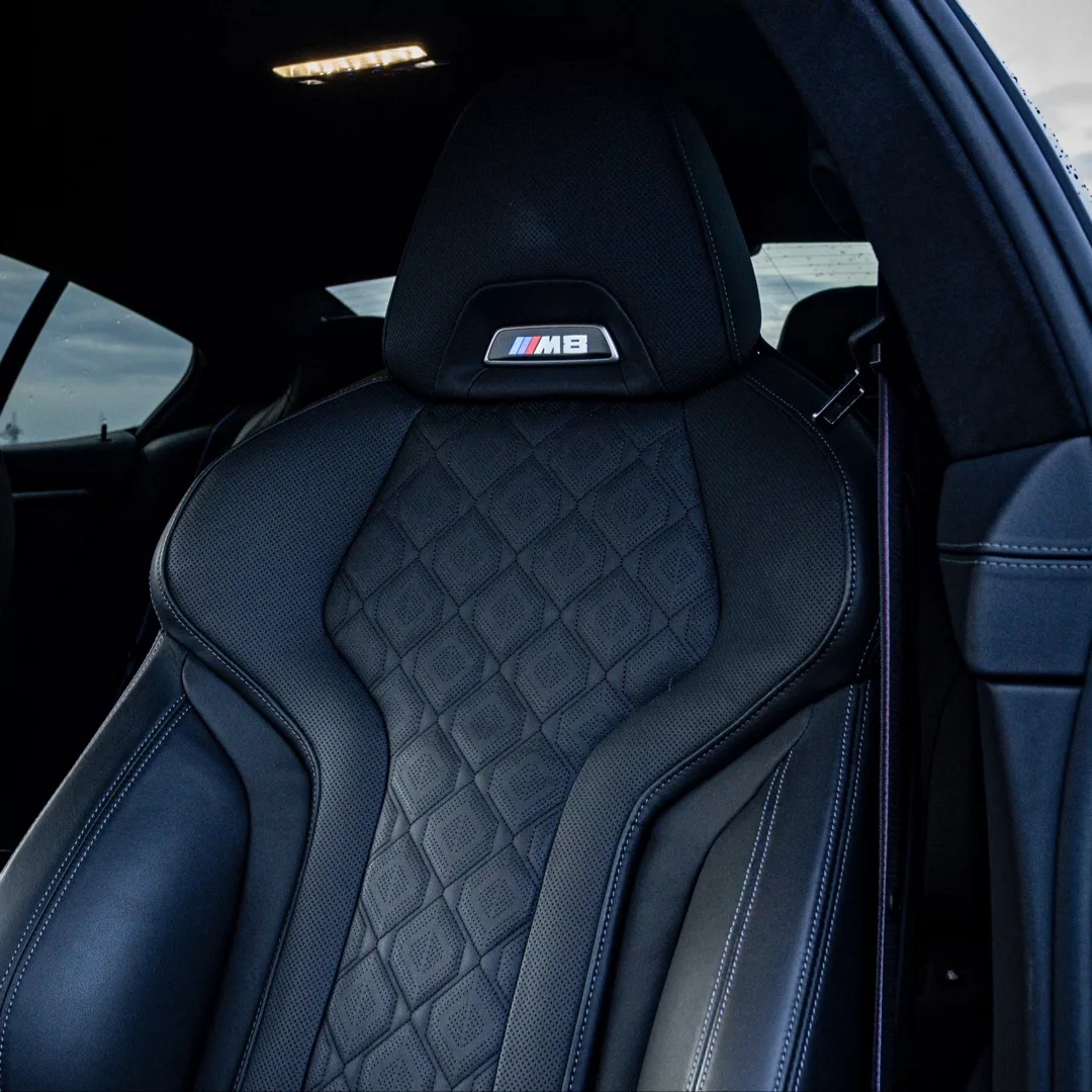 BMW M8 CS Innenraum mit Ledersitzen mieten