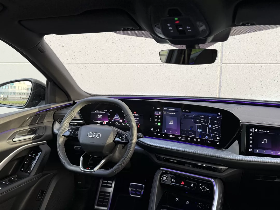 Audi Q5 Innenraum mit modernem Armaturenbrett mieten.