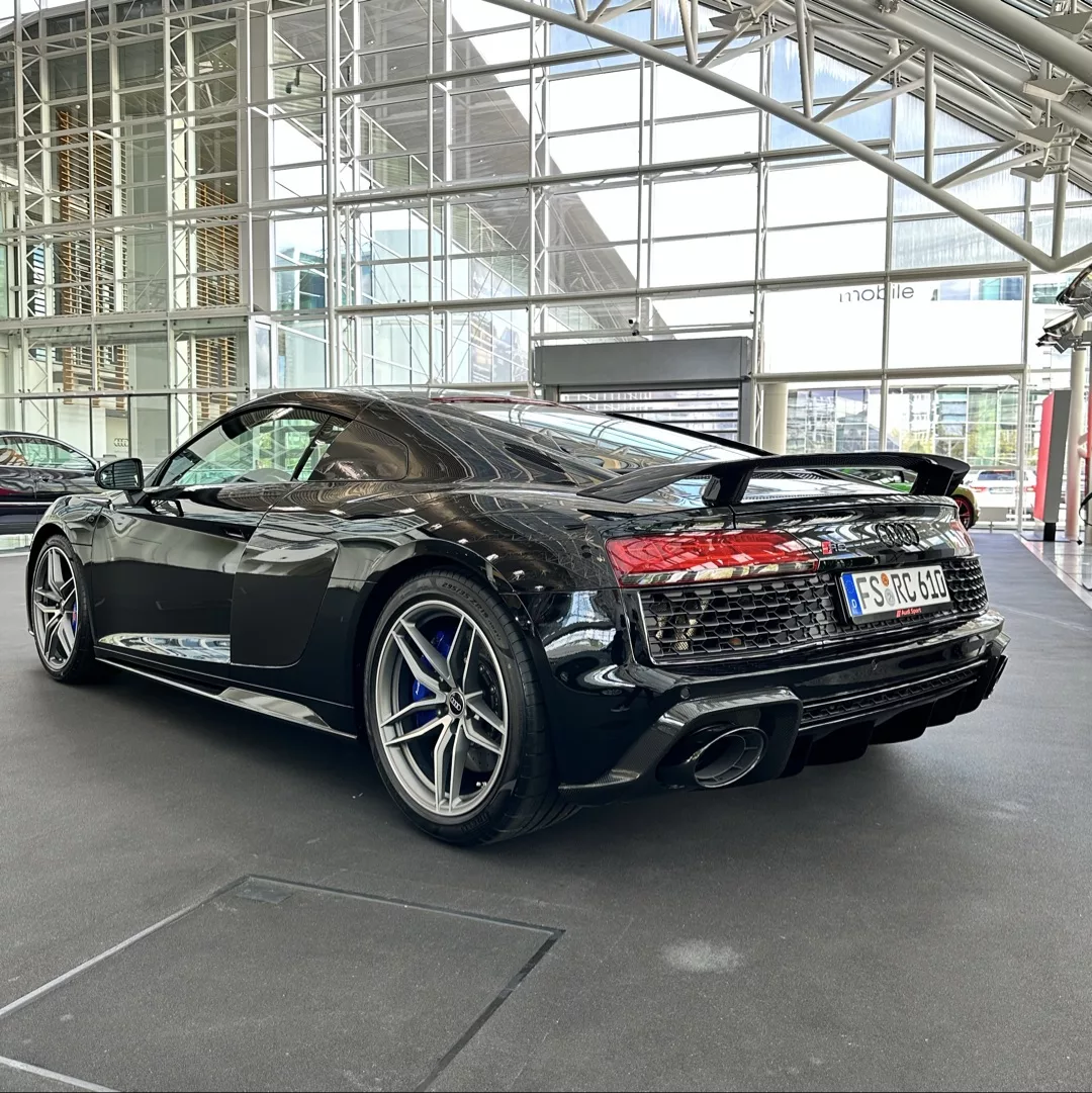 Audi R8 Performance Coupe in Schwarz, Rückansicht mieten.