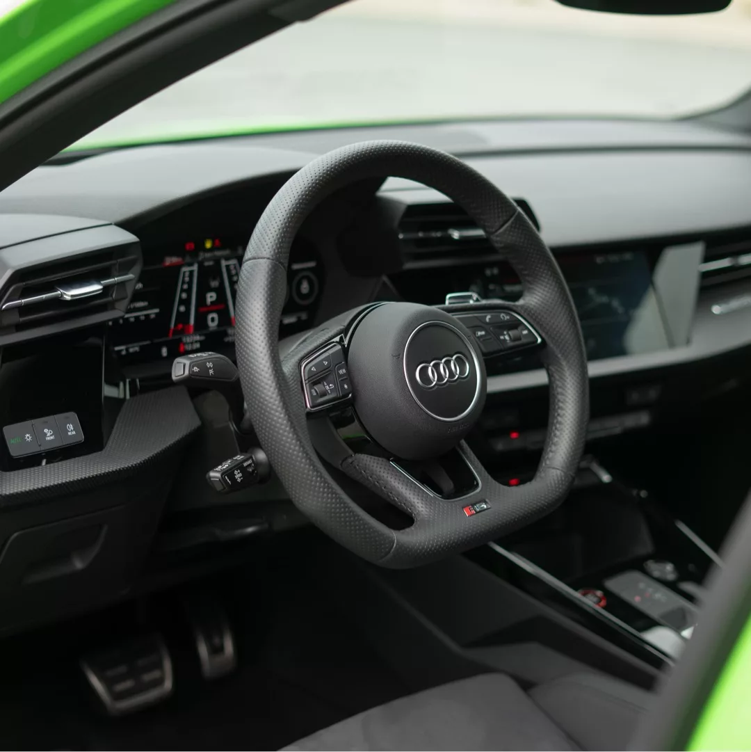 Audi RS3 Performance 8Y Innenraum mit Lenkradansicht mieten