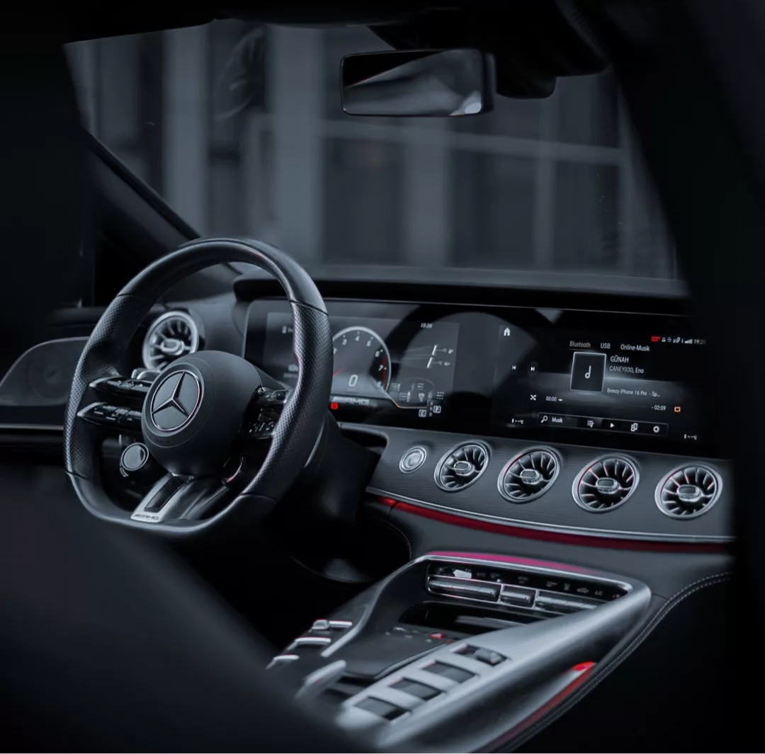 Mercedes AMG GT43 Cockpit mit modernen Armaturen mieten