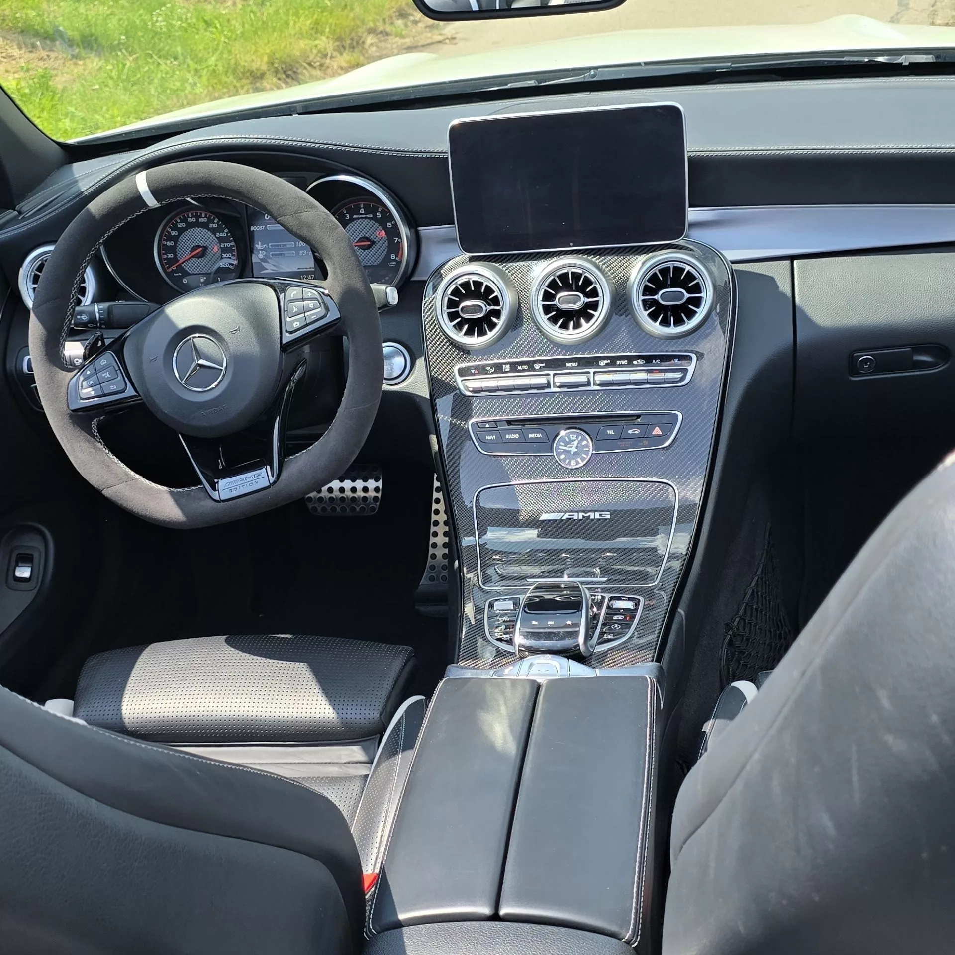 Mercedes-Benz C63s AMG Innenraum mieten - Cockpitansicht mit Armaturenbrett.
