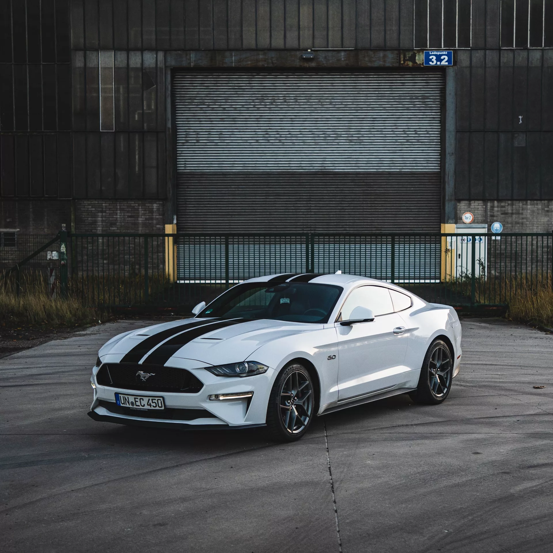 2022 Ford Mustang GT 5.0 V8 mit 450PS, Automatik, 4.4s (0-100) - Mieten in Dortmund