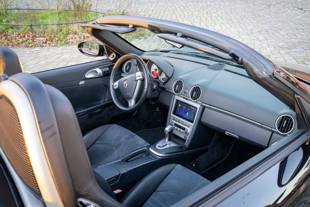Porsche 987 Boxster S Cabrio Innenansicht mit schwarzem Interieur mieten