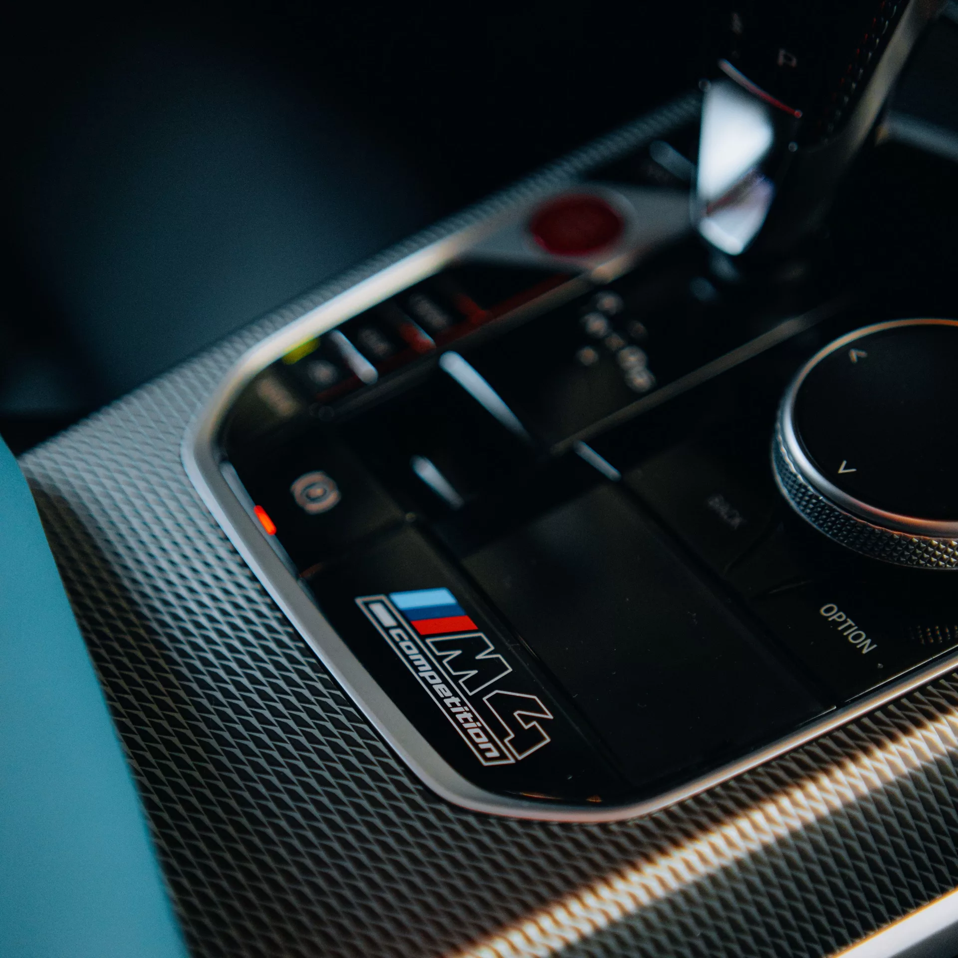 BMW M4 Competition Cockpit mit Schalthebel und Controller mieten