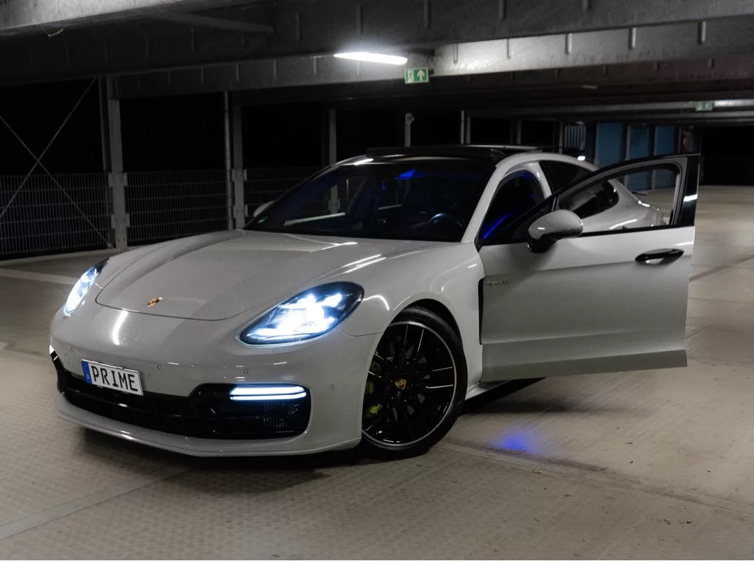 Porsche Panamera in Weiß mit Sportabgasanlage mieten.