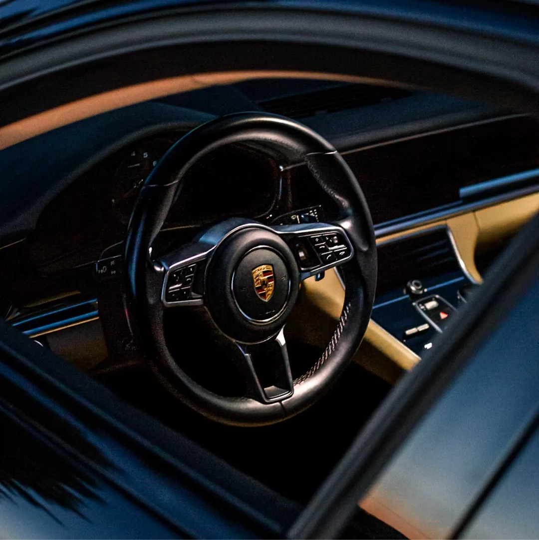 Porsche Panamera 4 Innenraumansicht mit Lenkrad mieten