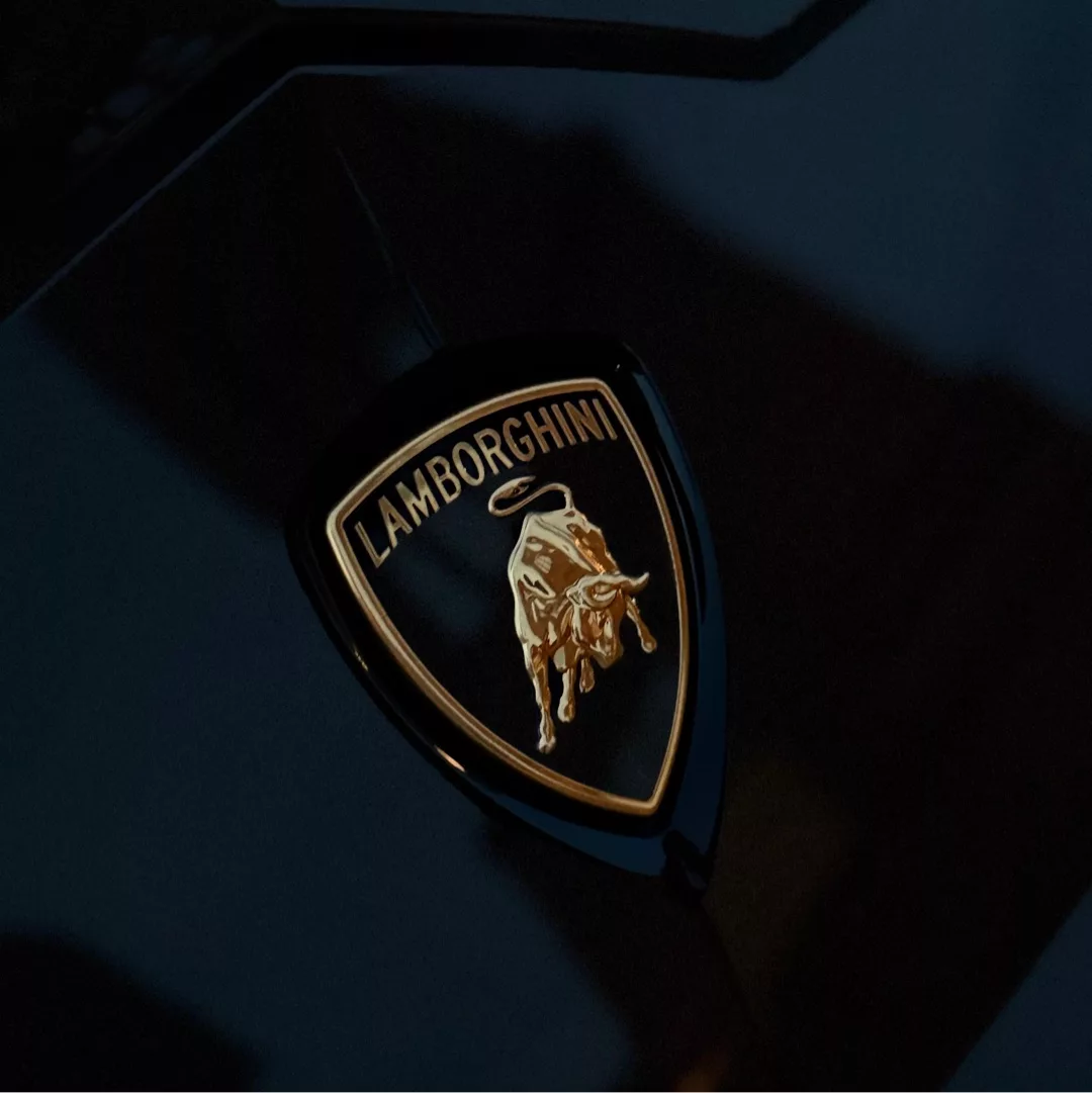 Lamborghini Urus V8 Front mit Emblem in Nahaufnahme mieten.