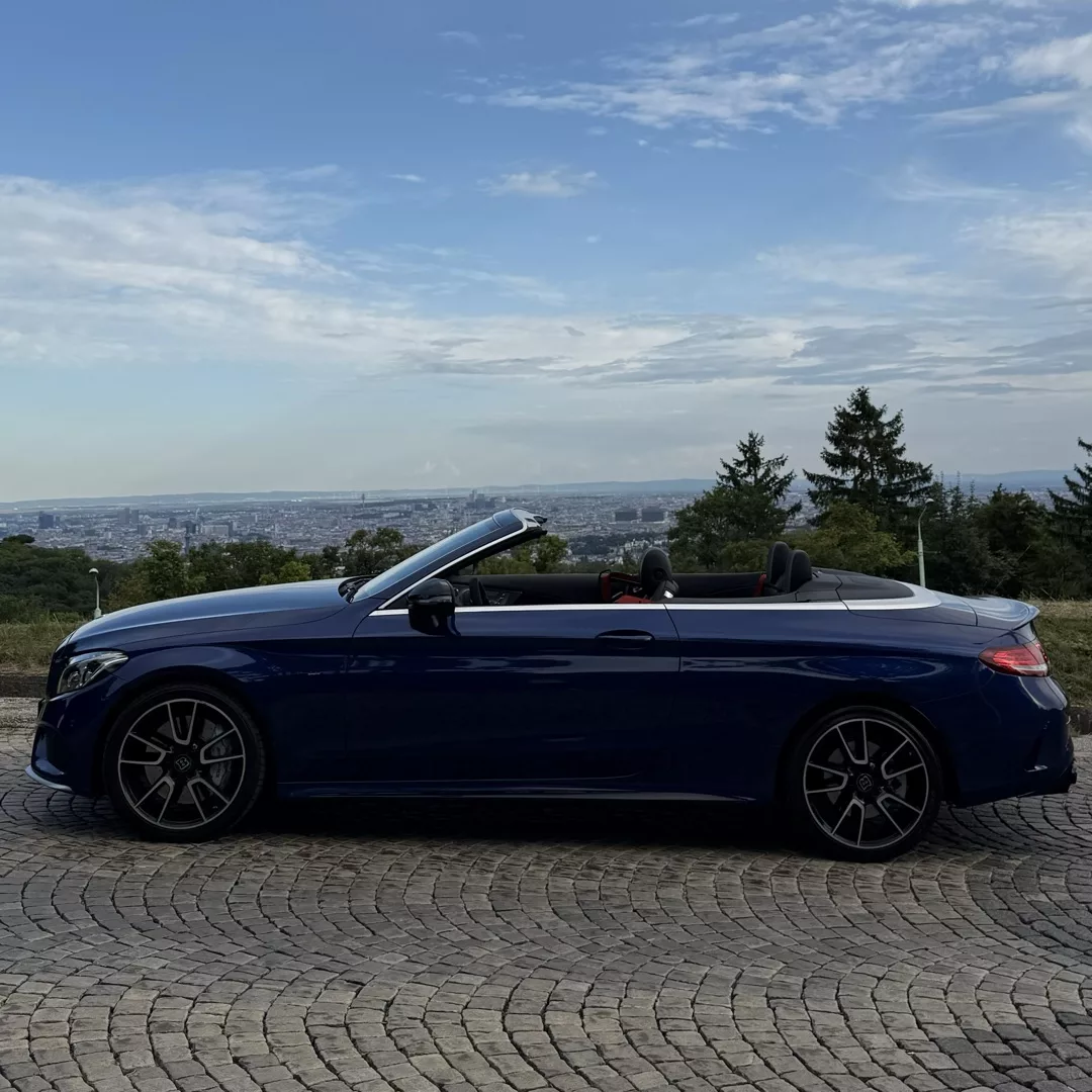 BRABUS 450 Cabrio in Dunkelblau von der Seite mieten