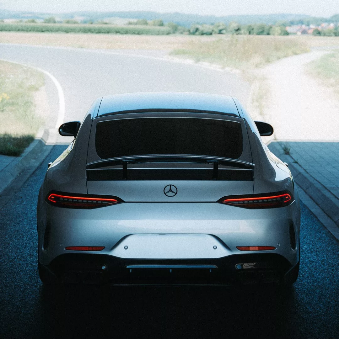 Mercedes AMG GT63s in Silber von hinten mieten