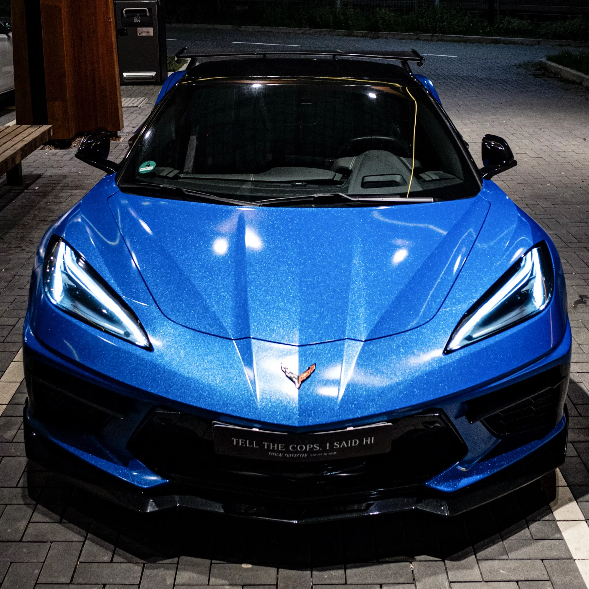 Corvette C8 Z51 in Blau, Frontansicht bei Nacht mieten.