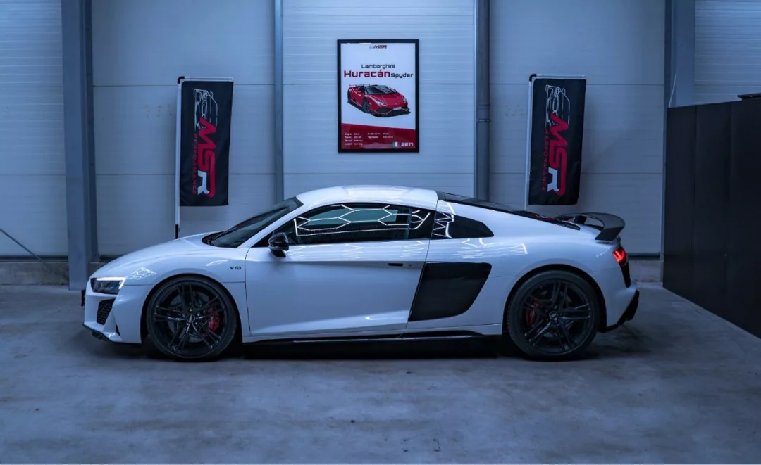 Audi R8 V10 Performance in Weiß von der Seite mieten