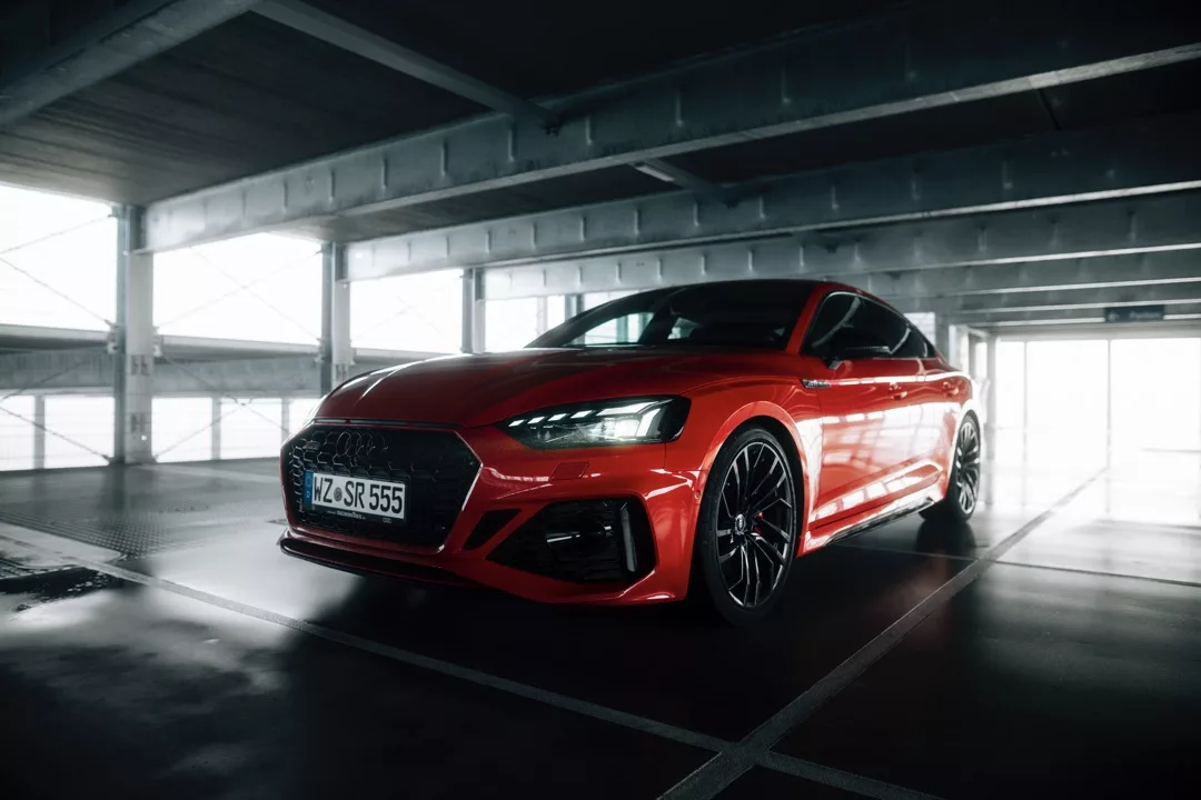 Audi RS5 Sportback in Rot von vorne mieten