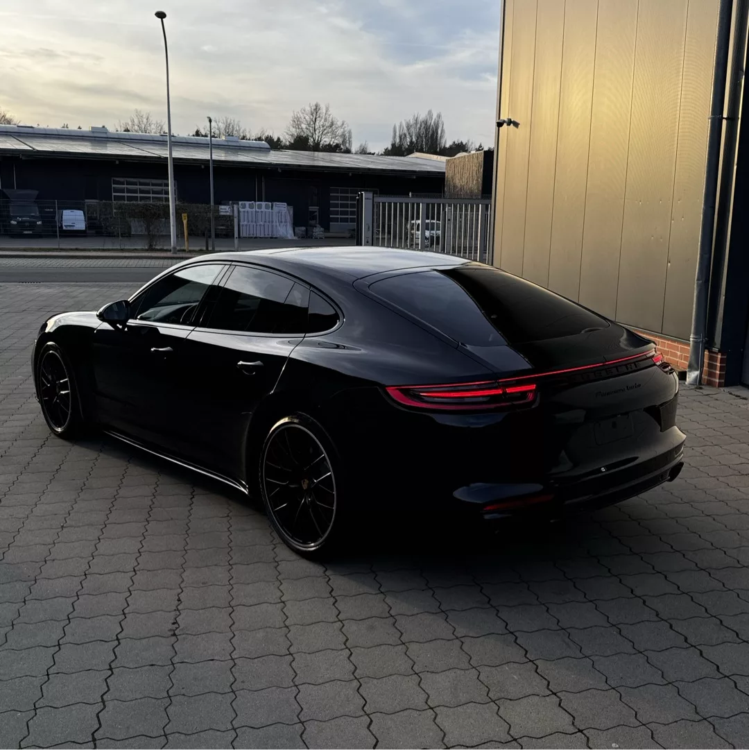 Porsche Panamera Turbo in Schwarz von hinten mieten