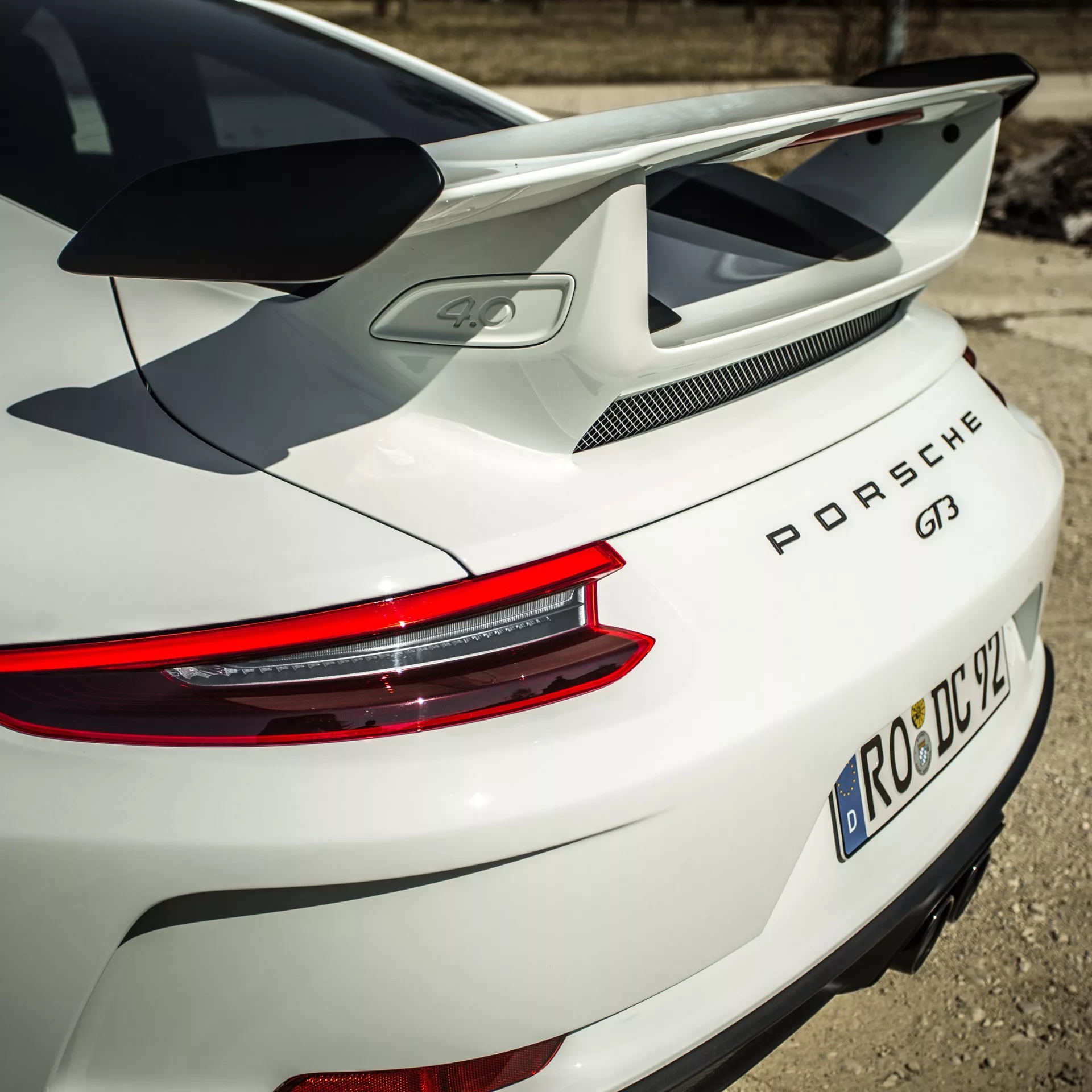 Porsche 911 GT3 in Weiß von hinten mieten.