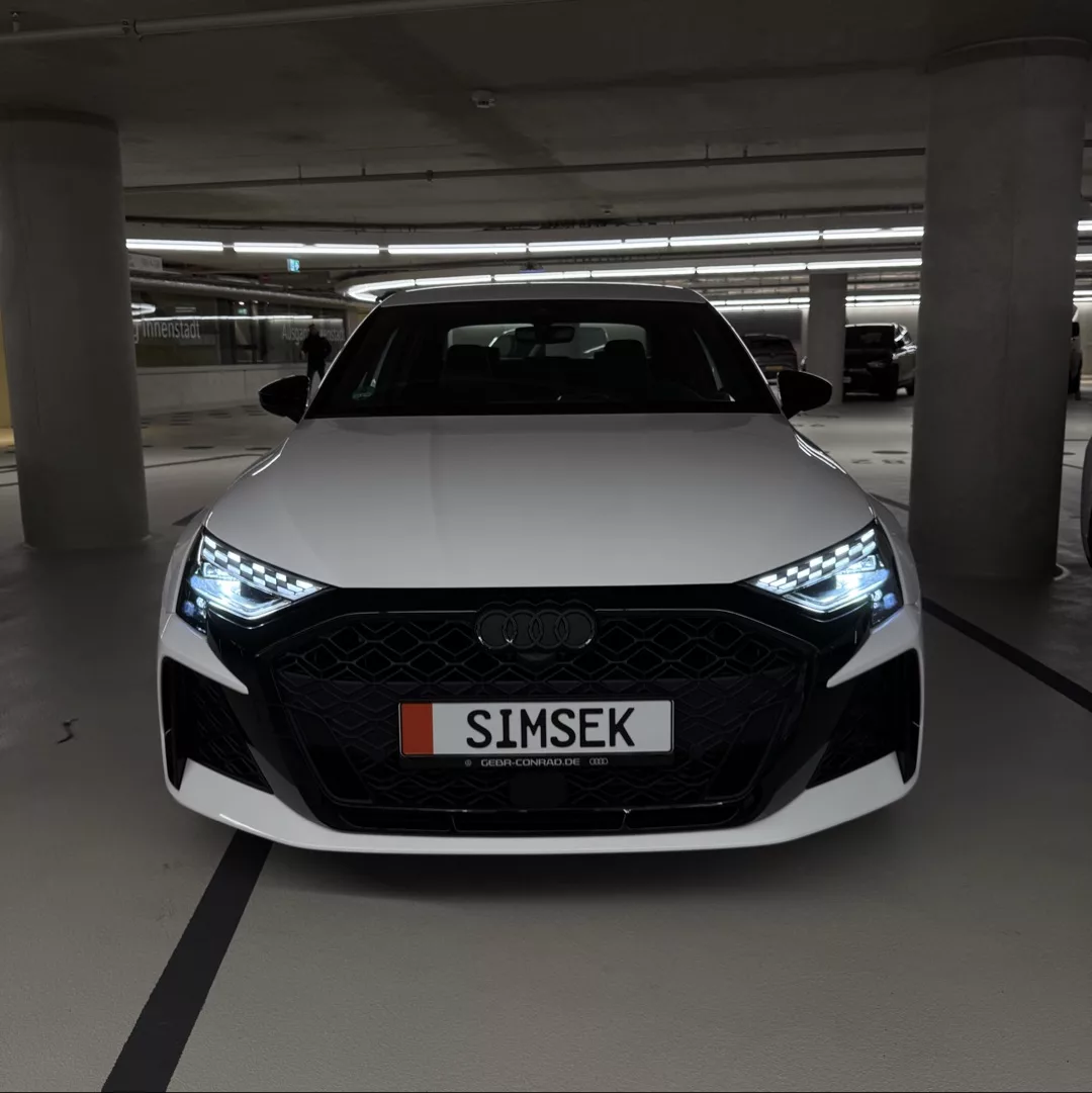 AUDI RS3 FACELIFT in Weiß, Frontansicht im Parkhaus mieten.