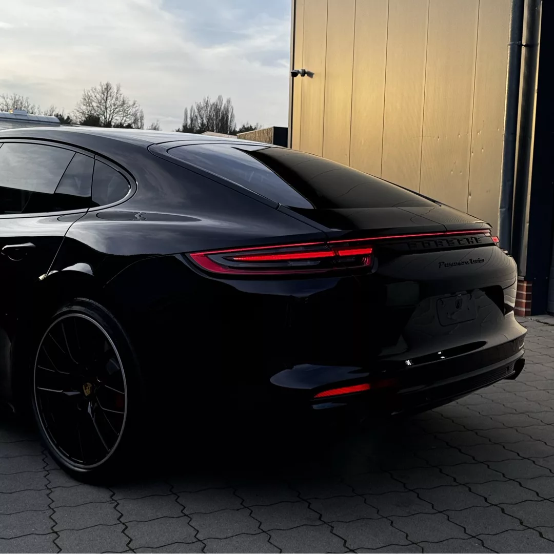 Porsche Panamera Turbo in Schwarz, Heckansicht mieten