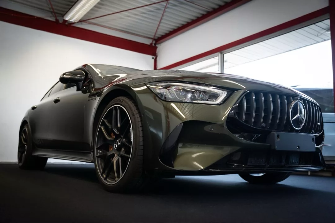 Mercedes Benz GT63S AMG Facelift in Grün von vorne mieten.