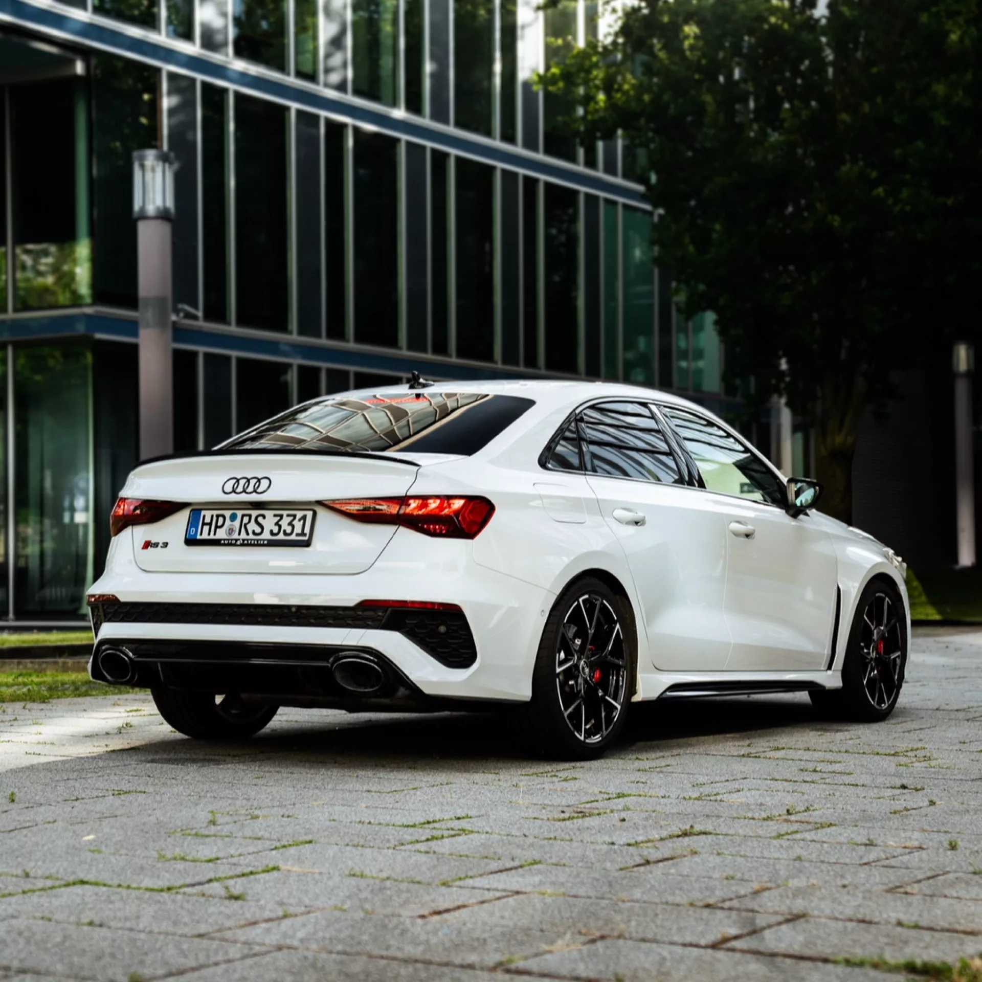 Audi RS3 Limousine in Weiß von hinten mieten.