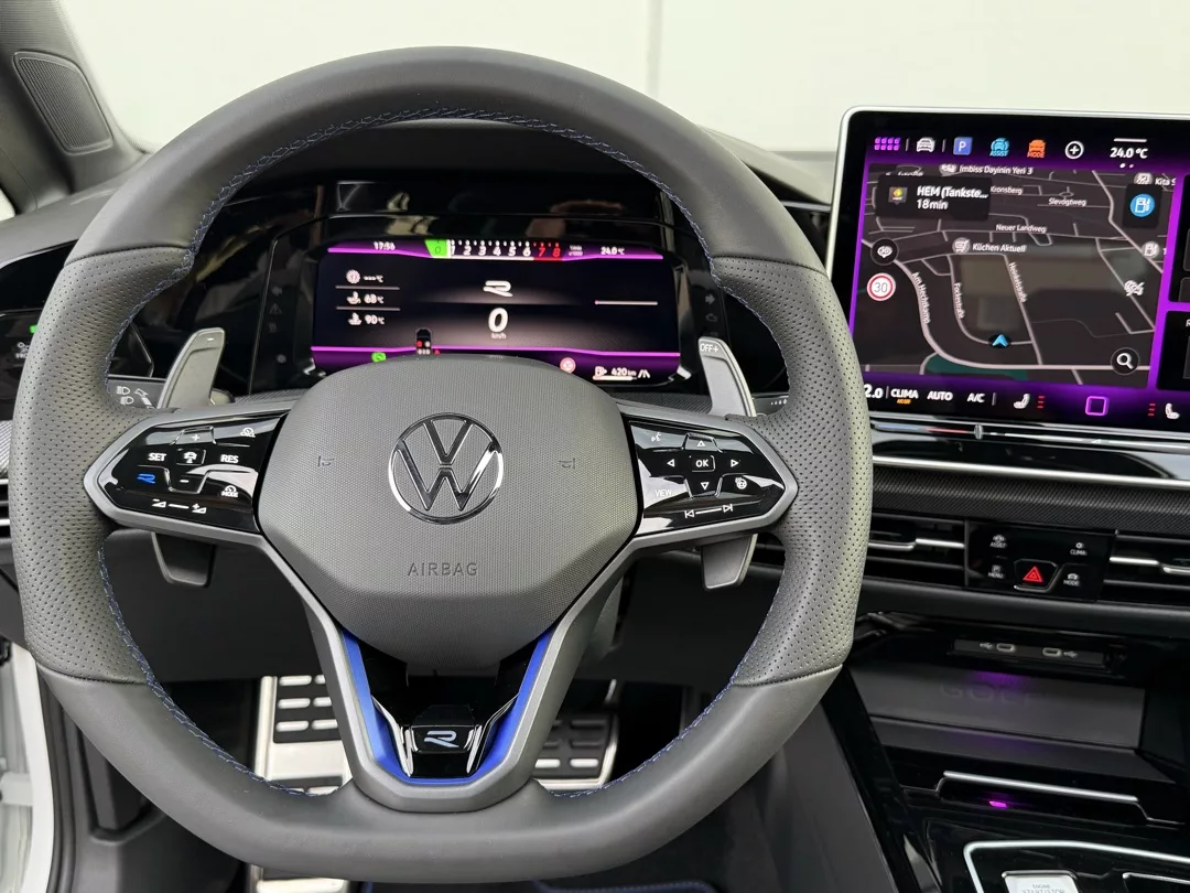 Golf 8 R Akrapovic Black Edition Innenraum mit digitalem Cockpit mieten