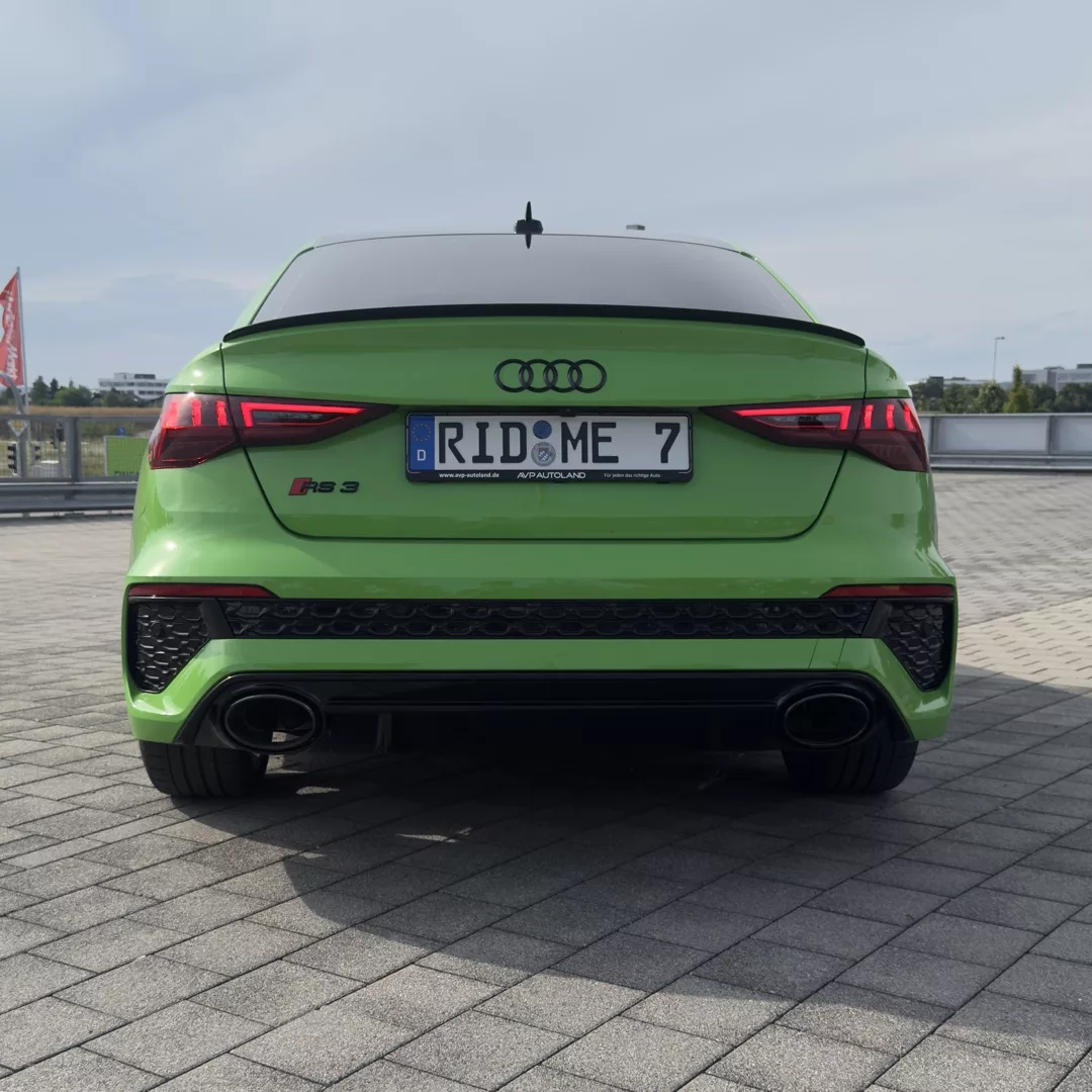 Audi RS3 Limousine in Grün von hinten mieten