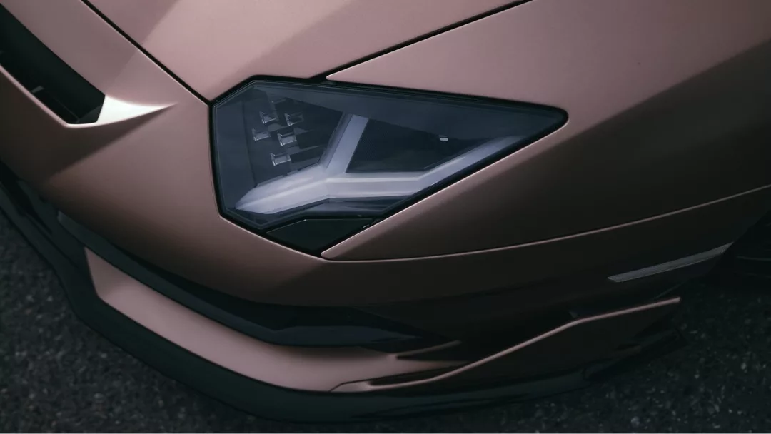Lamborghini Aventador SVJ Roadster Detailansicht der Frontscheinwerfer mieten