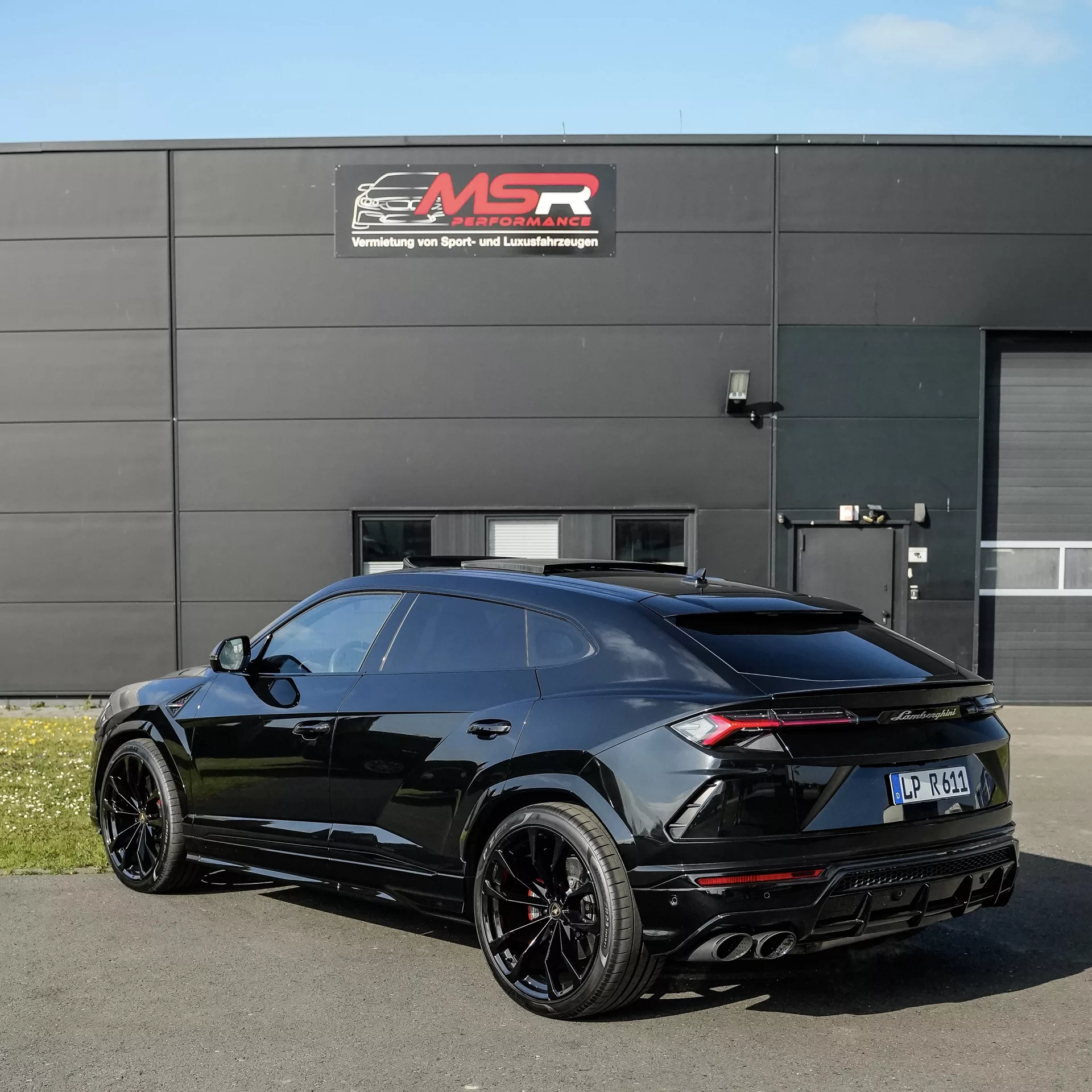 Lamborghini Urus in Schwarz von hinten mieten