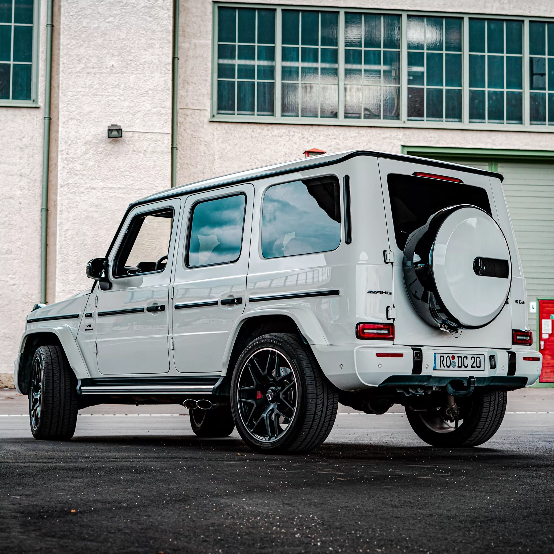 Mercedes G63 AMG in Weiß von hinten mieten