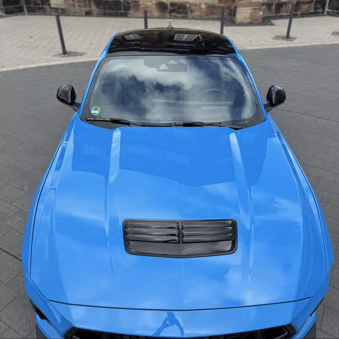 Ford Mustang GT 5.0 V8 in Blau, Motorhaube von oben mieten.