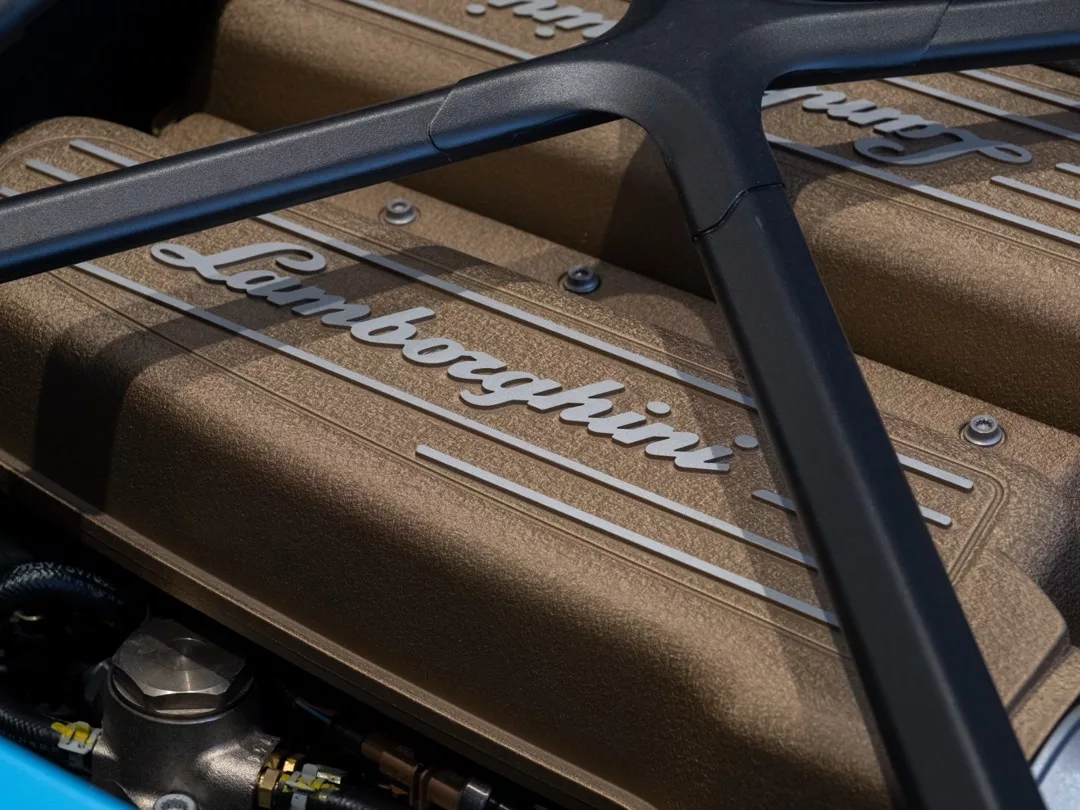 Lamborghini Huracan STO Motoransicht mit Logo mieten.