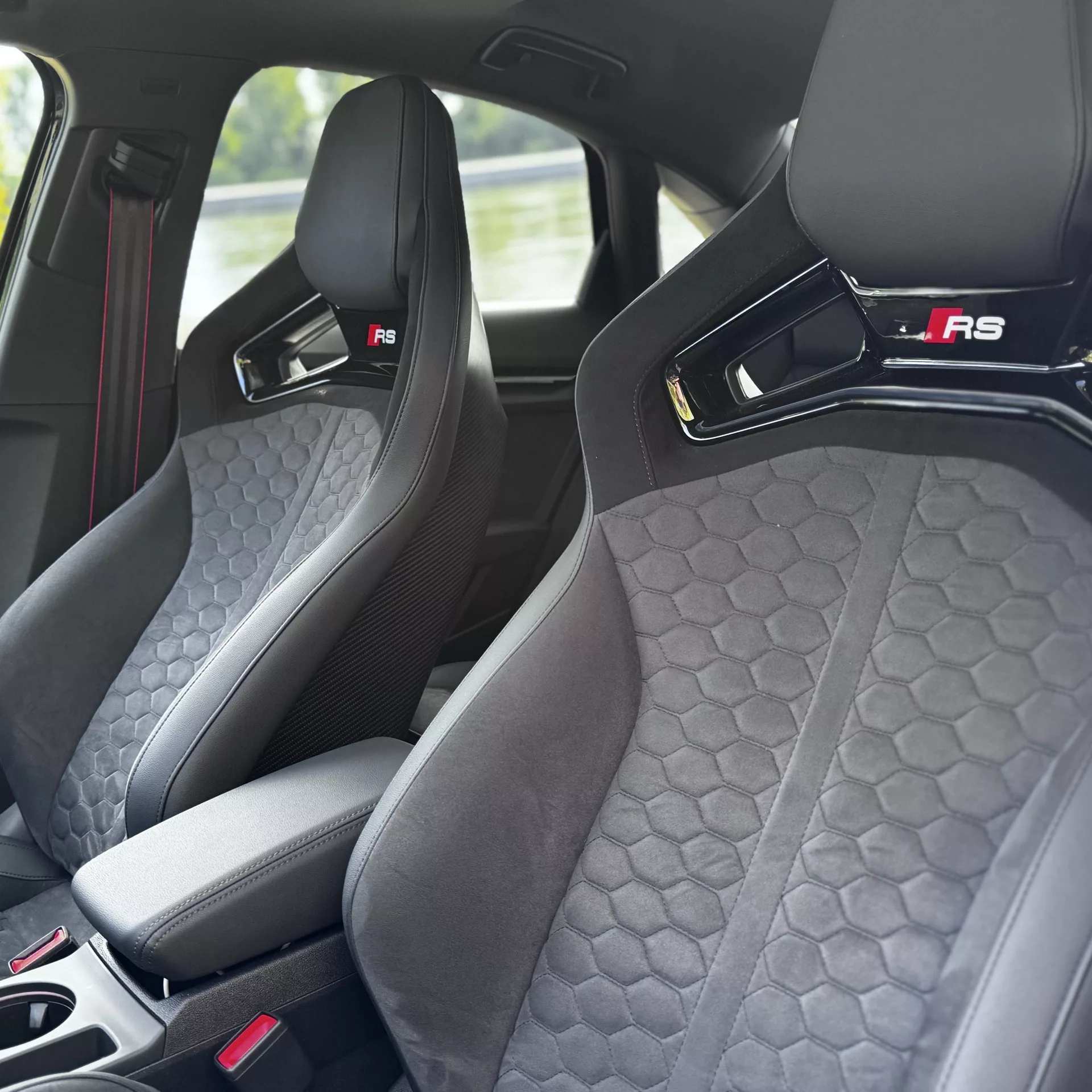 Audi RS3 FACELIFT 2025 Innenraum mit Sportsitzen mieten